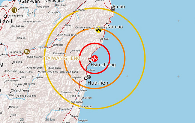 У Тайвані через землетрус гори обрушилися на дорогу (відео)