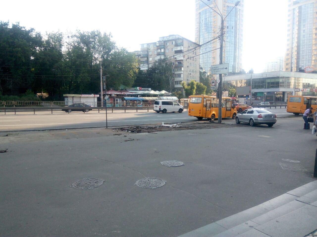 У Києві знесли МАФи біля однієї зі станцій метро