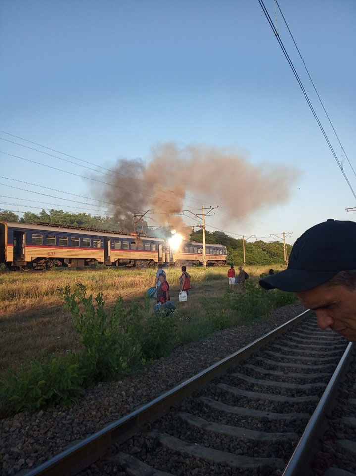 Під Дніпром загорілася електричка на ходу: люди вистрибували з вагонів (фото, відео)