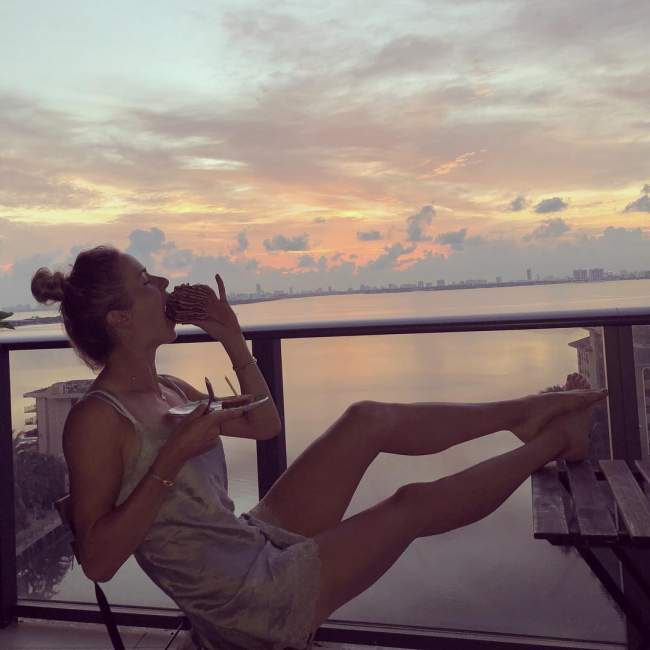 "Красиво жити не заборониш": Світоліна похвалилася відвертим фото, подякувавши шанувальникам