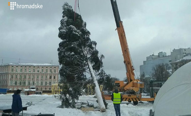 Уже с елкой: журналисты сняли процесс установки гигантского дерева в центре Киева