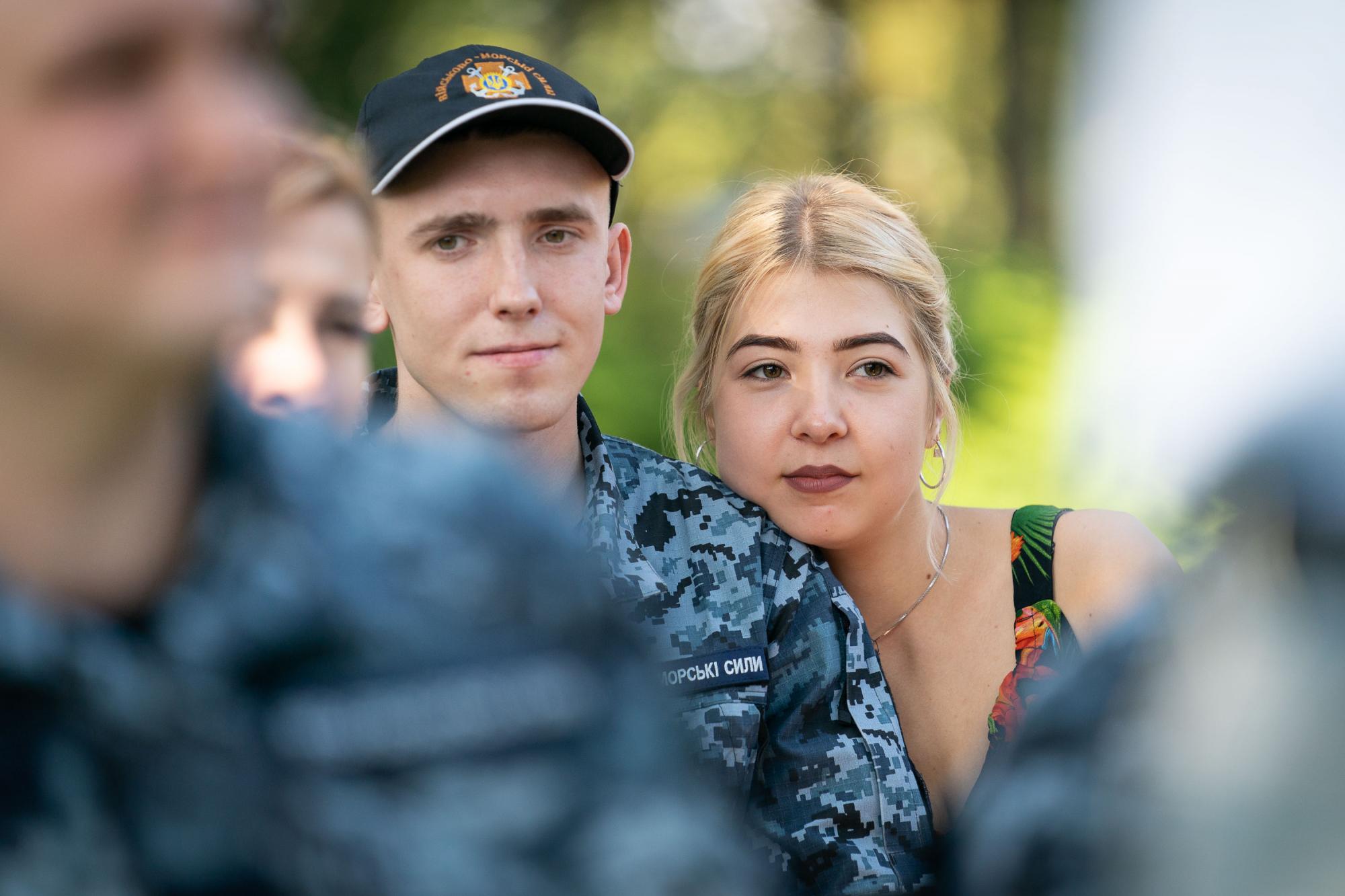 З'явилися зворушливі фото Зеленського зі звільненими з моряками