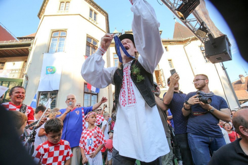 Бричка, пиво і білборди: як Домагоя Віду зустріли в рідному селі (фото)