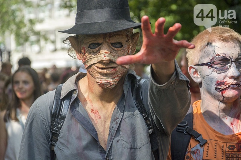 У центрі Києва пройшов страшний зомбі-парад