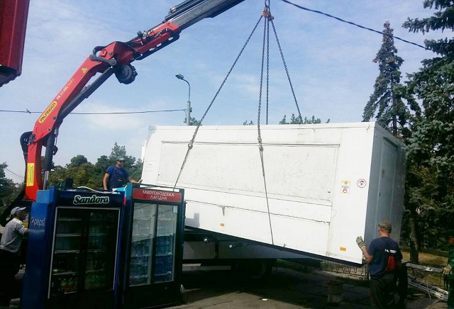 "Мечтаю о сквере": Киев избавили от двадцати нелегальных МАФов (фото)