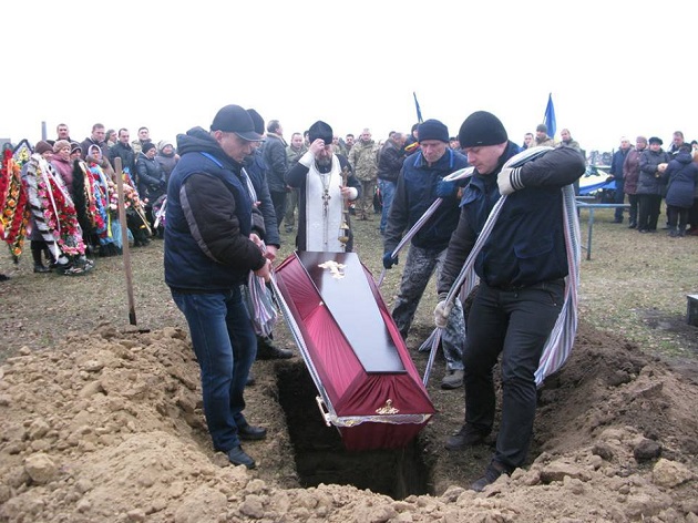 "Не думав про себе, посади та гроші": в Полтавській області провели в останню путь 27-річного бійця АТО (фото)