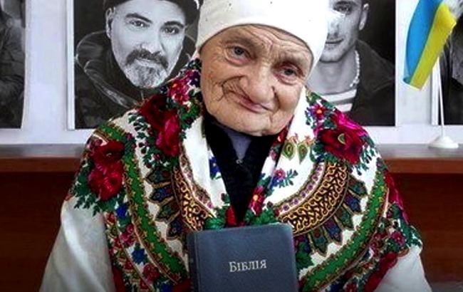 Зустрічає бійців на вокзалі: історія 90-річної волонтерки зворушила українців (відео)