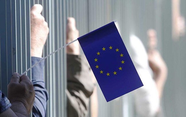 Втеча з країни: Юрій Романенко про еміграцію українців, приховане безробіття і запустіння регіонів