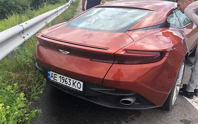 На трасі Харків-Дніпро власник покинув на дорозі елітний спорткар (фото, відео)