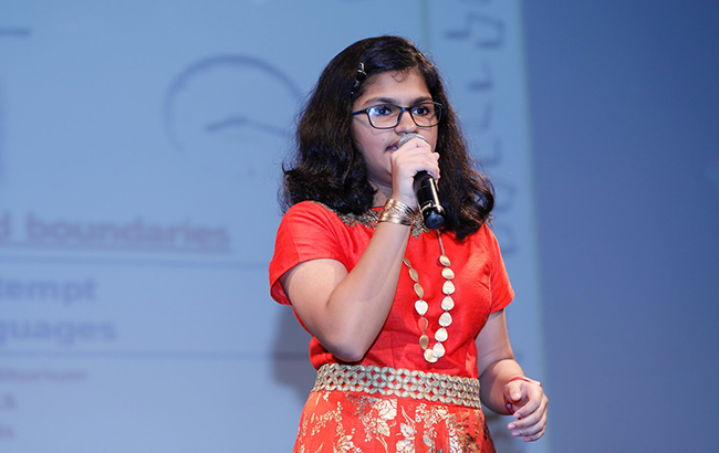 Новый рекорд: индийская девочка пела шесть часов подряд на 102 языках мира