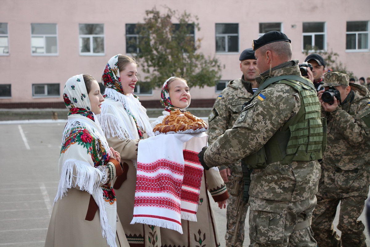 С хлебом и солью: в Николаеве трогательно встретили бойцов, вернувшихся из АТО