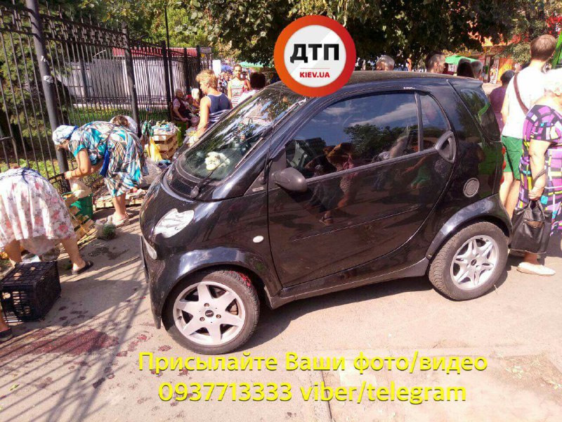 Перепутала педали: в Киеве девушка на Смарте сбила бабушку-торговку