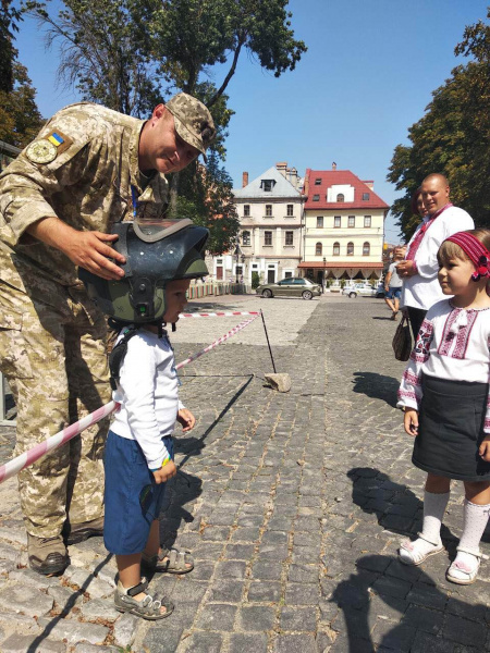 Особенно понравилось детям: саперы в честь Дня Независимости продемонстрировали современное оборудование (фото)