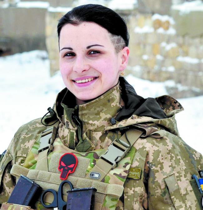 "В свои 19 ушла на войну": в сети рассказали о девушке, спасающей бойцов в АТО