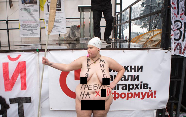 "Девушка с веслом": активистка Femen передала "важное" послание Порошенко и Саакашвили (фото)