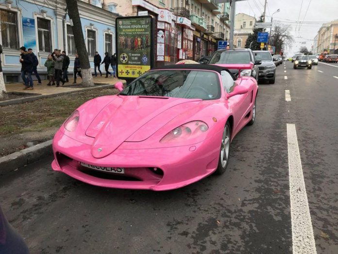 Гламурно-розовая: в Киеве заметили необычную Ferrari