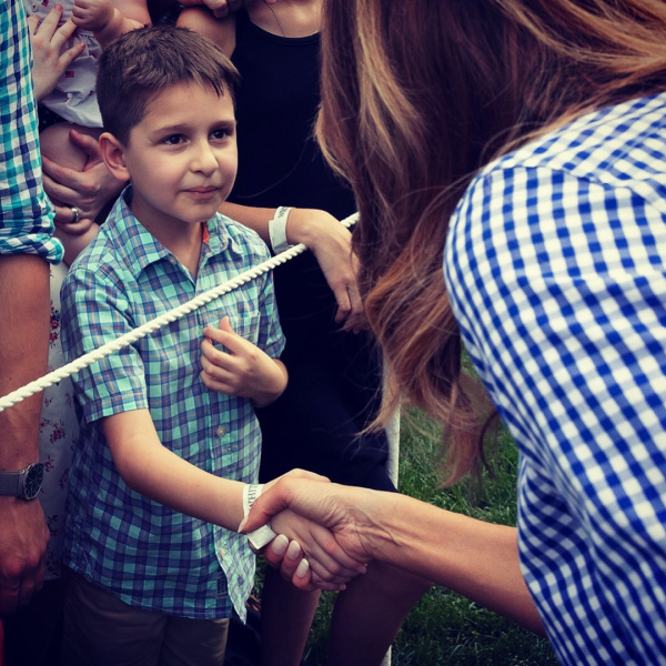 Платье в клетку &quot;гингем&quot;: Мелания Трамп поразила нарядом в День независимости США (фото)