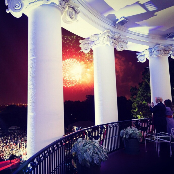 Платье в клетку &quot;гингем&quot;: Мелания Трамп поразила нарядом в День независимости США (фото)