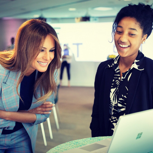 Мелания Трамп покорила стильным костюмом на встрече со студентами