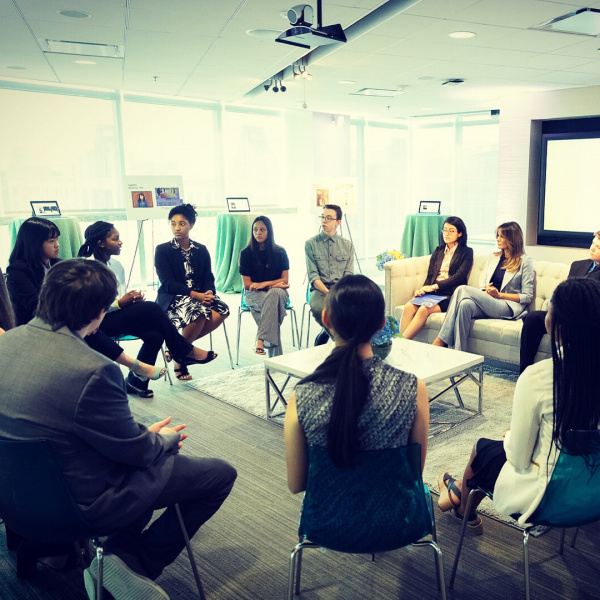 Мелания Трамп покорила стильным костюмом на встрече со студентами