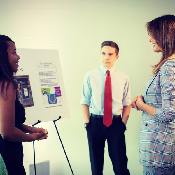 Мелания Трамп покорила стильным костюмом на встрече со студентами