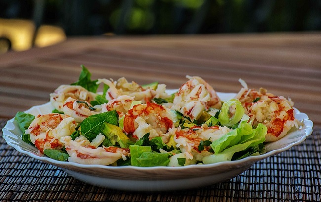 Салат з креветками і авокадо