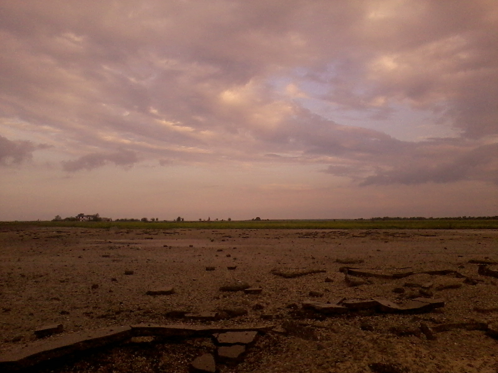 &quot;Цените героев и мир без русского сапога&quot;: в сети показали архивные фото аэропорта в Луганске