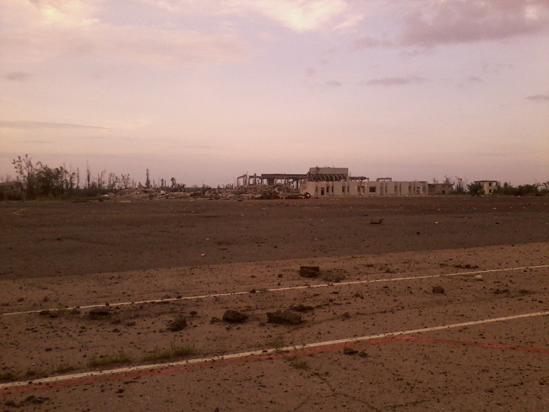 "Цените героев и мир без русского сапога": в сети показали архивные фото аэропорта в Луганске