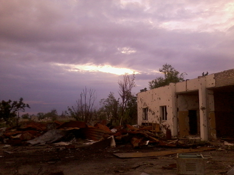 "Цените героев и мир без русского сапога": в сети показали архивные фото аэропорта в Луганске