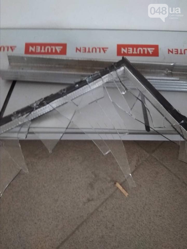 Может потерять глаз: в одесском супермаркете мальчик врезался в стеклянную дверь (фото)