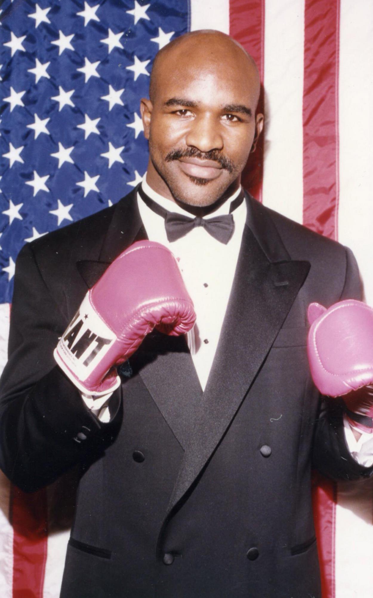 Пошел на рекорд: Усик побил достижение легендарного Холифилда