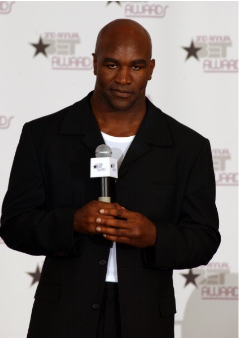 Пошел на рекорд: Усик побил достижение легендарного Холифилда