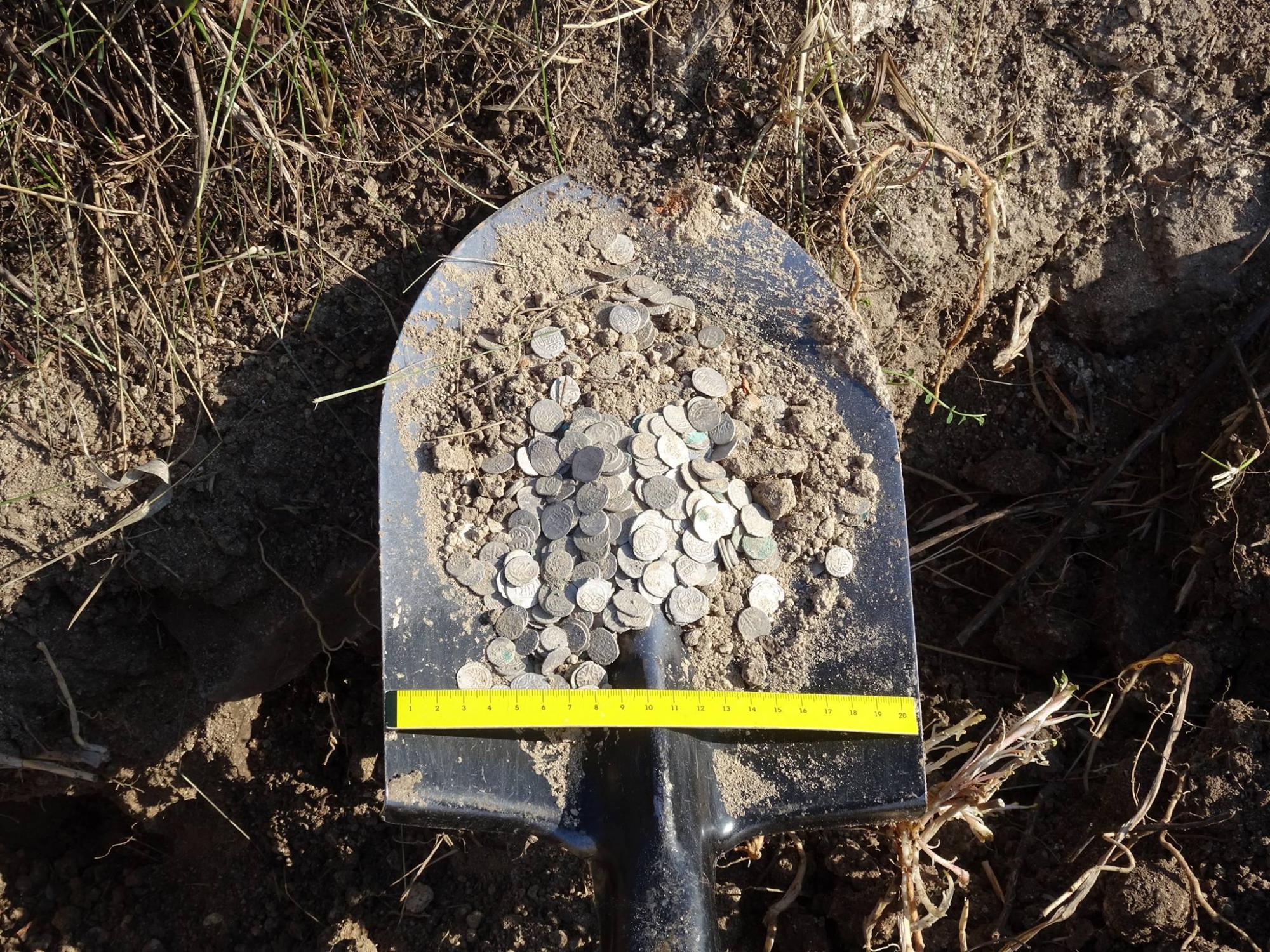 Заключенные нашли древний клад во время сельскохозяйственных работ