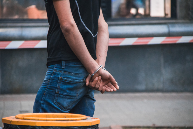 В Киеве компания подростков напала с ножом на представителей ЛГБТ