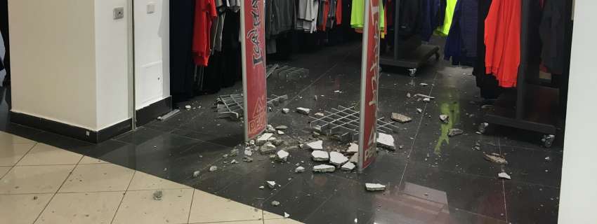 В одном из ТРЦ Киева обрушилась часть потолка в магазине (фото)