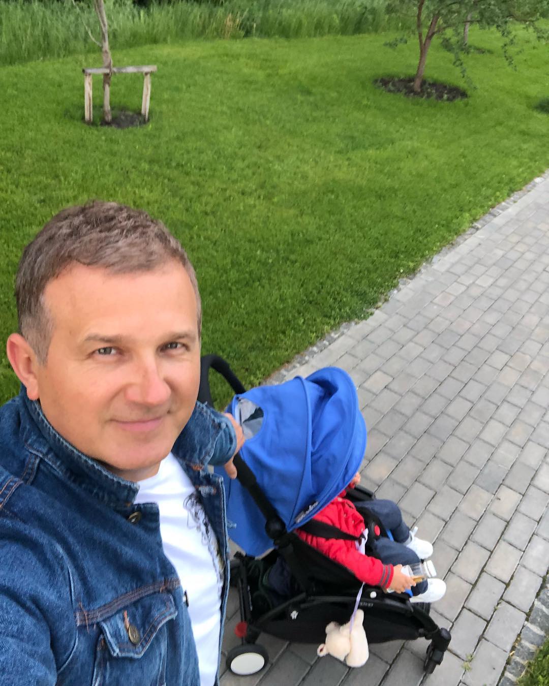 Юрій Горбунов на прогулянці з сином Іваном