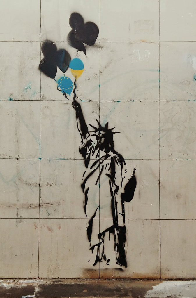 Символ свободы: в центре Ялты неизвестные нарисовали проукраинское граффити