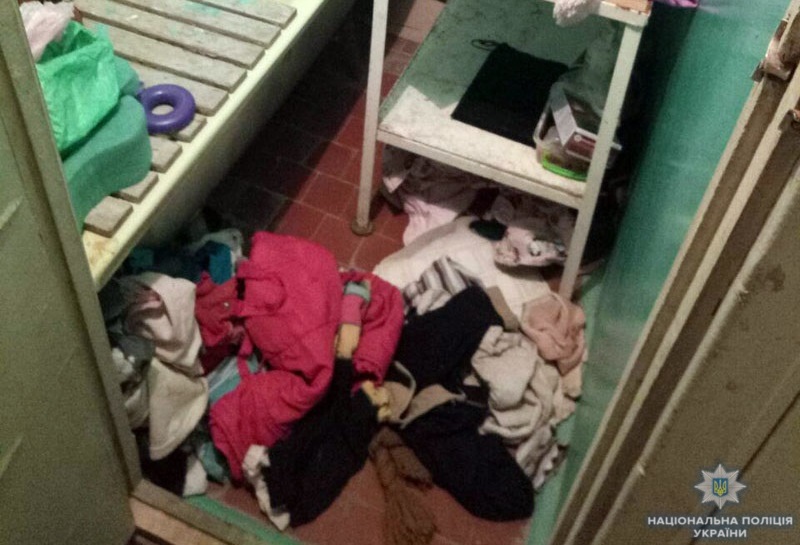 У Маріуполі мати кинула трьох маленьких дітей без нагляду на декілька діб