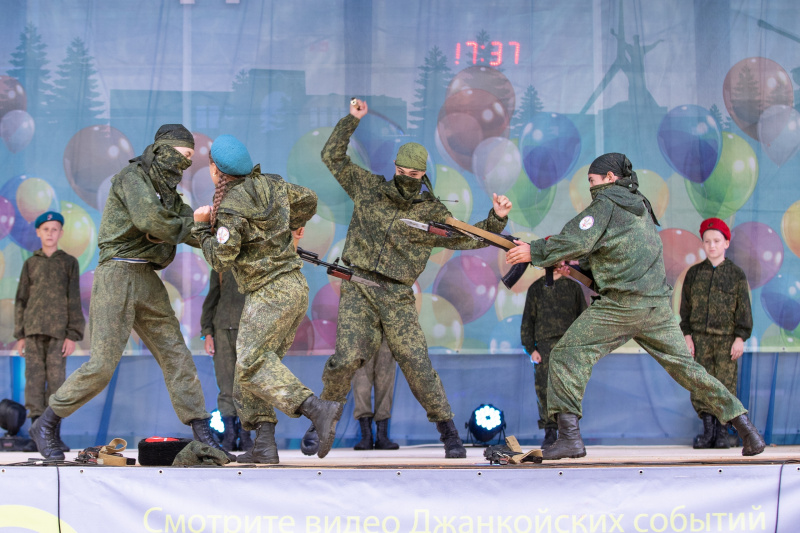 Шашки, штыки, пистолеты: выступление детей в Джанкое ужаснуло сеть (фото)