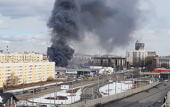 В Петербурге загорелся автосалон Hyundai (видео)