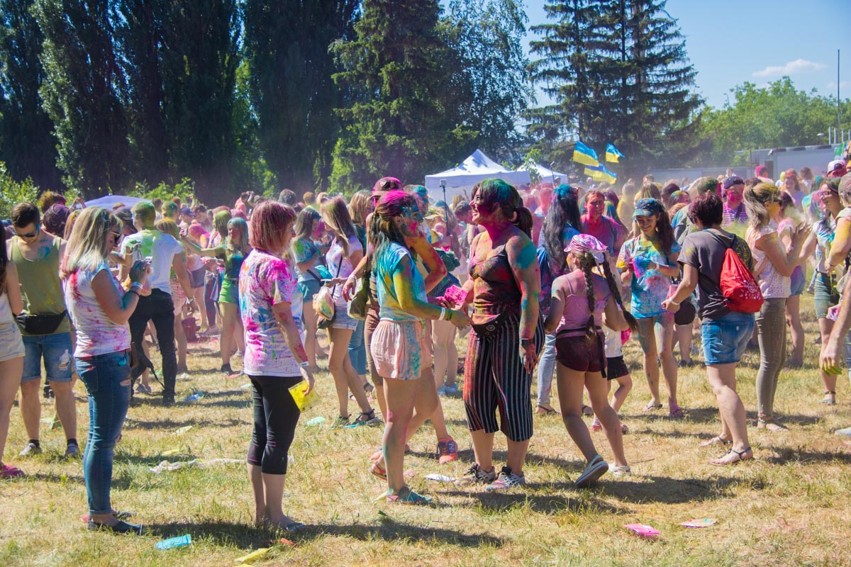 Барвисті бої: як у Києві веселилися на фестивалі Холі (фото, відео)