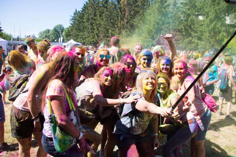 Барвисті бої: як у Києві веселилися на фестивалі Холі (фото, відео)