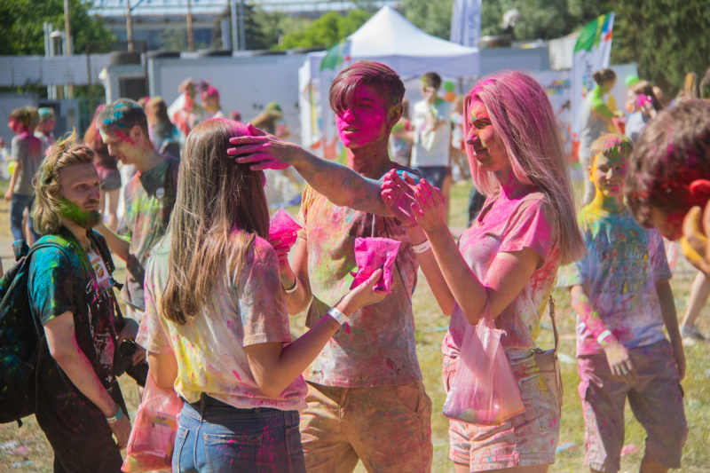 Барвисті бої: як у Києві веселилися на фестивалі Холі (фото, відео)