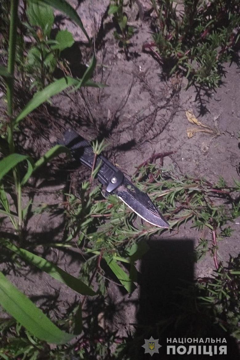 Вирішив спір ножем: у Києві чоловік зарізав двох людей біля кіоску