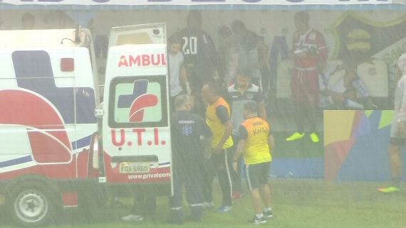 Прямо під час матчу: футболіст втратив свідомість після удару блискавки (відео)