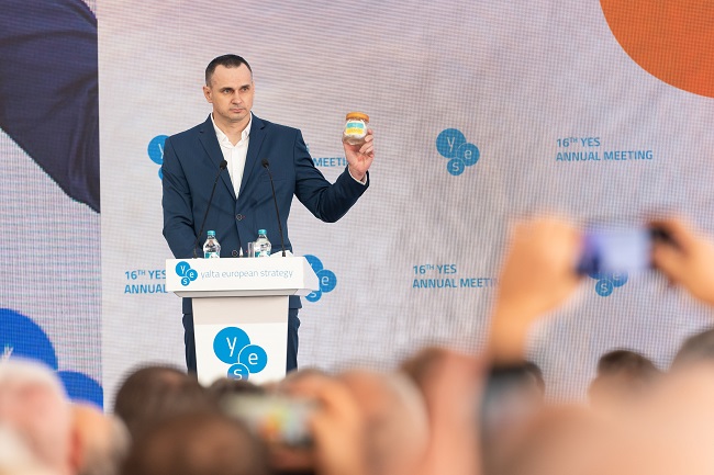 Моя маленька боротьба: Сенцов зробив Зеленському символічний подарунок (відео)