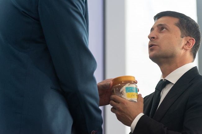 Моя маленька боротьба: Сенцов зробив Зеленському символічний подарунок (відео)