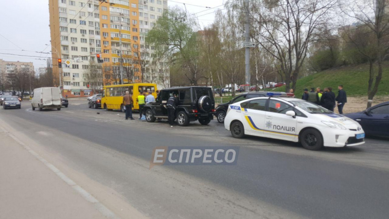 У Києві п'яний автомийник викрав і розбив чужий Mercedes (фото)