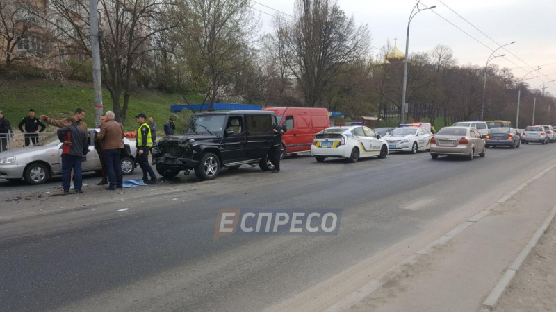 У Києві п'яний автомийник викрав і розбив чужий Mercedes (фото)