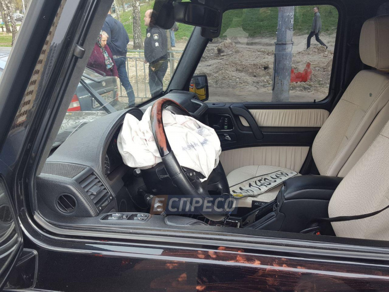 У Києві п'яний автомийник викрав і розбив чужий Mercedes (фото)